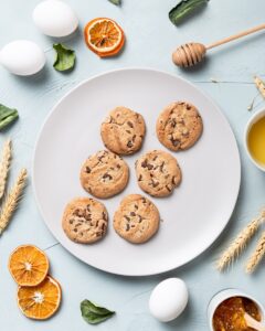 Verein PriseMUT - cookies on white ceramic plate