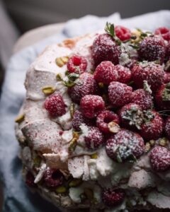 Verein PriseMUT - cake with strawberry toppings