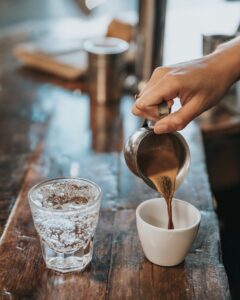 Verein PriseMUT - person pouring coffee in mug